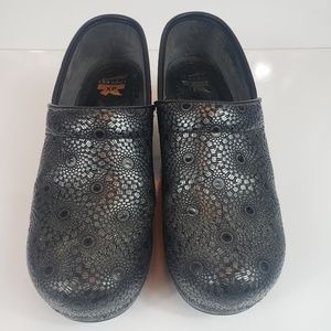 Dansko XP clogs black circular print sz 9.5-10